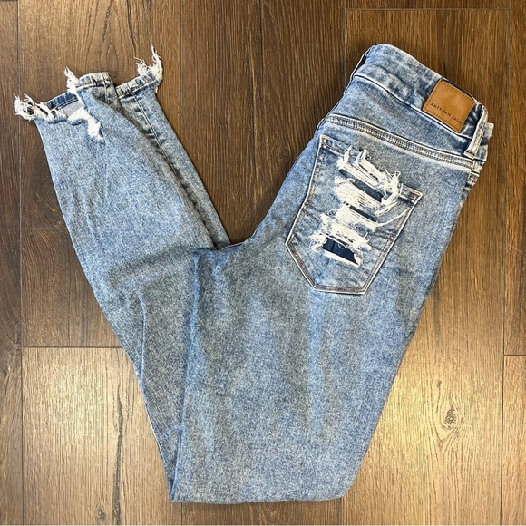 American Eagle Outfitters Light Blue Distressed Jeans SZ 6 Long - Picture 1 of 6